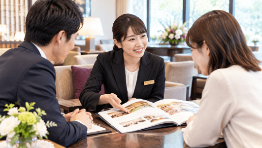 スタッフが幹事様と打合せしているイメージ